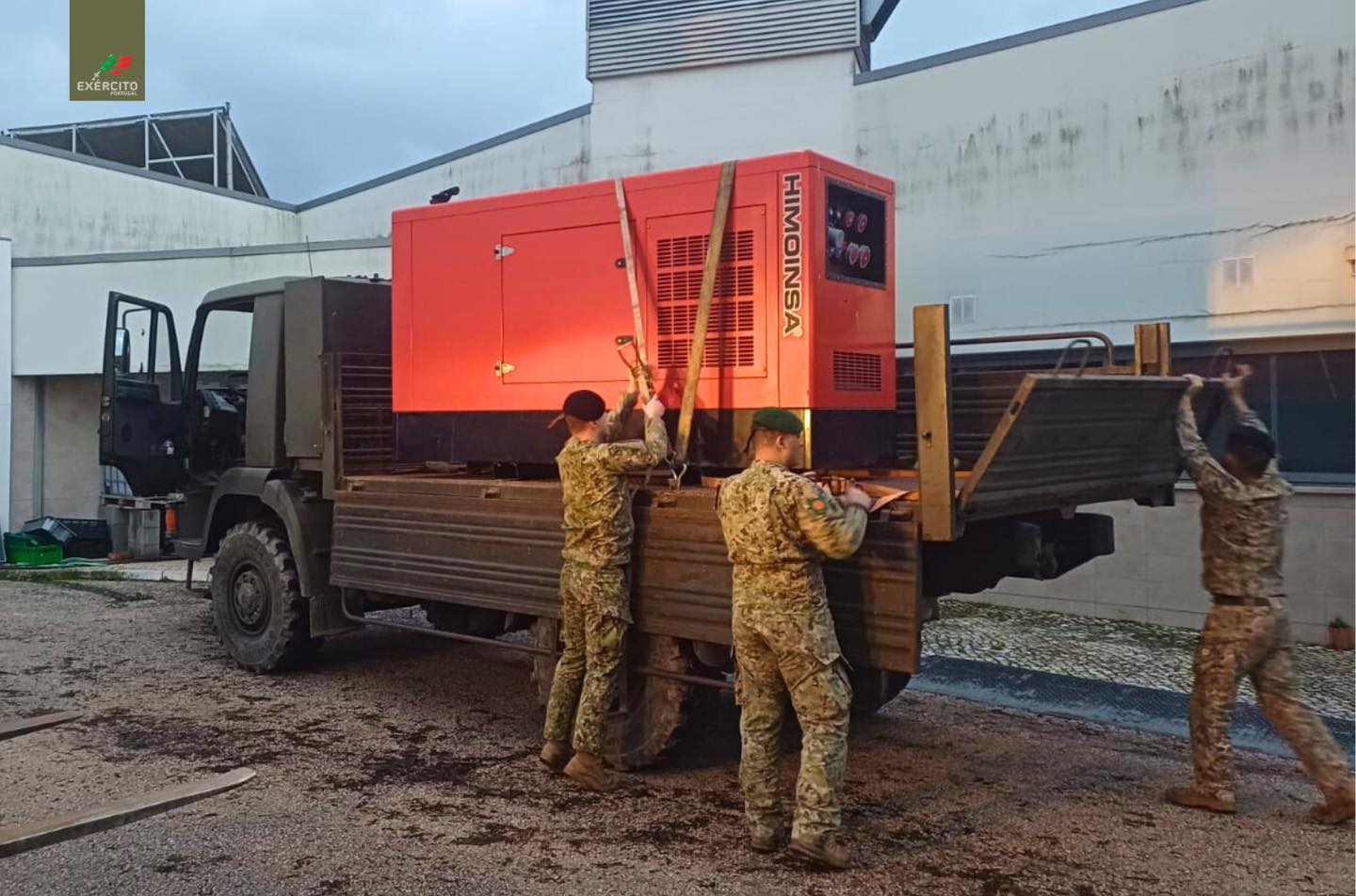 EXérxito nas ruas para ajudar população